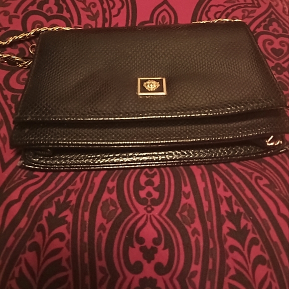 VTG BLACK CROSSBODY BAG W/ METAL EMBLEM & MIXED CHAIN - Picture 4 of 9